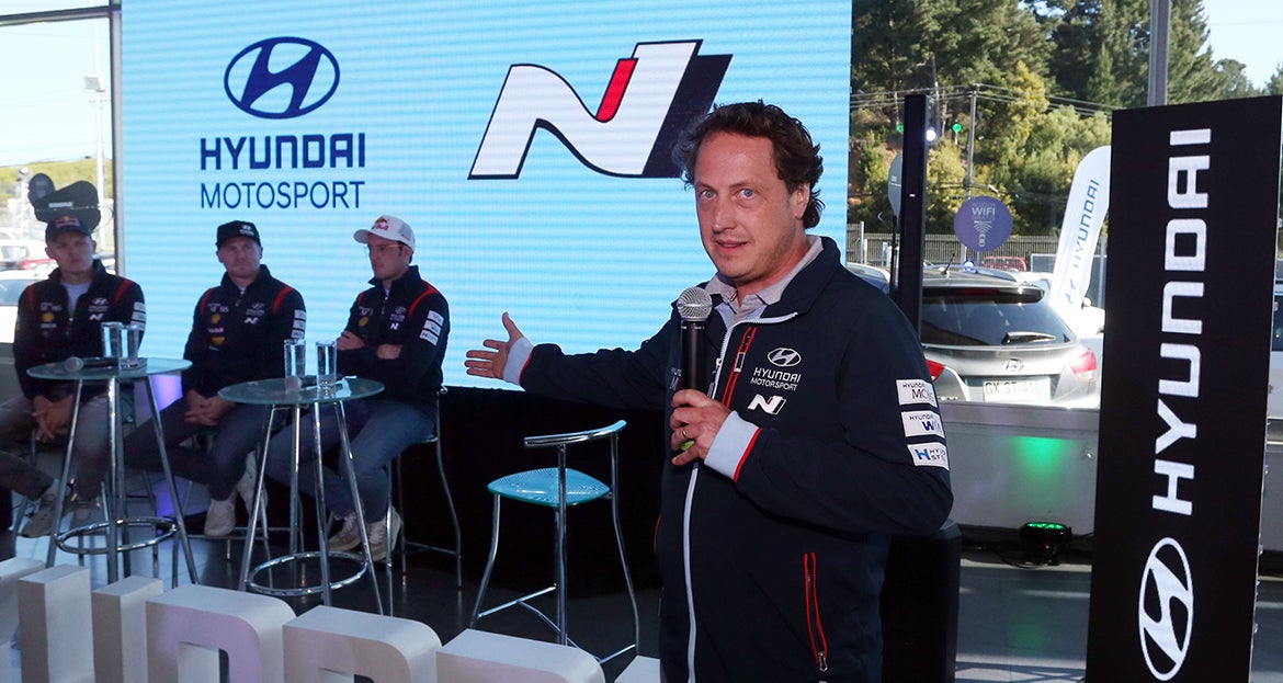 pilotos de Hyundai Motorsport posando junto a un automóvil durante un evento