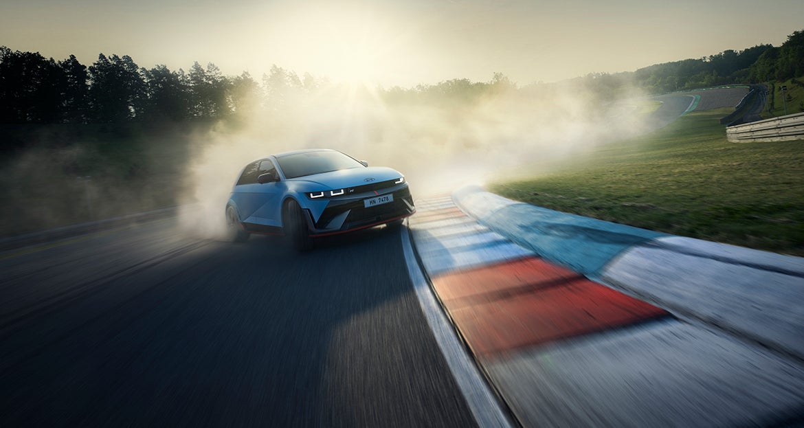 Hyundai IONIQ 5 N tomando una curva en la pista.